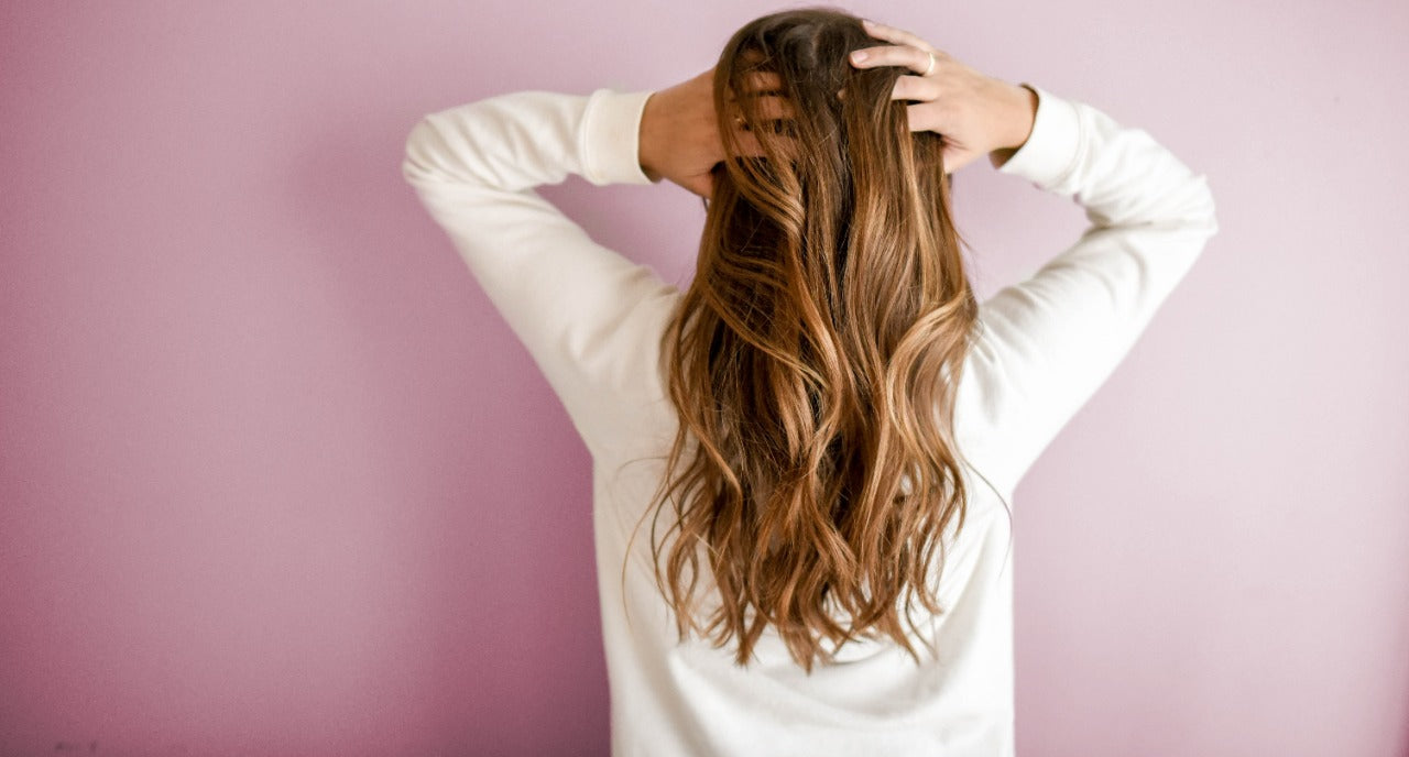 EL CABELLO GRASO Y CÓMO CUIDARLO DE MANERA PERFECTA